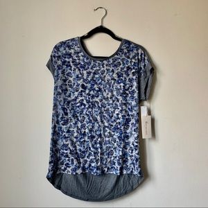 NWT Two by Vince Camuto Patterned Tee